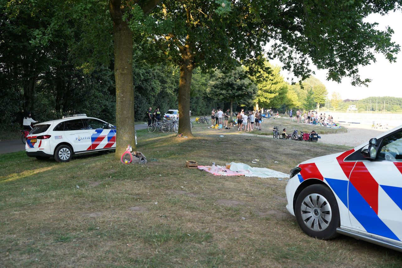 Er kwamen minstens twee politiewagens naar het strandje (foto: Erik Haverhals/Fotopersbureau Heitink).