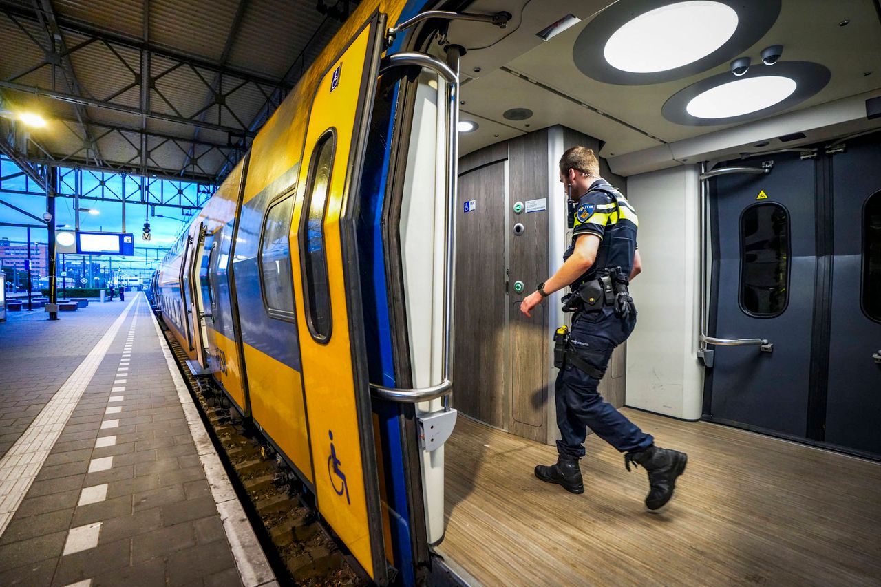 Ook in een trein werd gezocht naar een verdachte (foto: Persbureau Heitink).