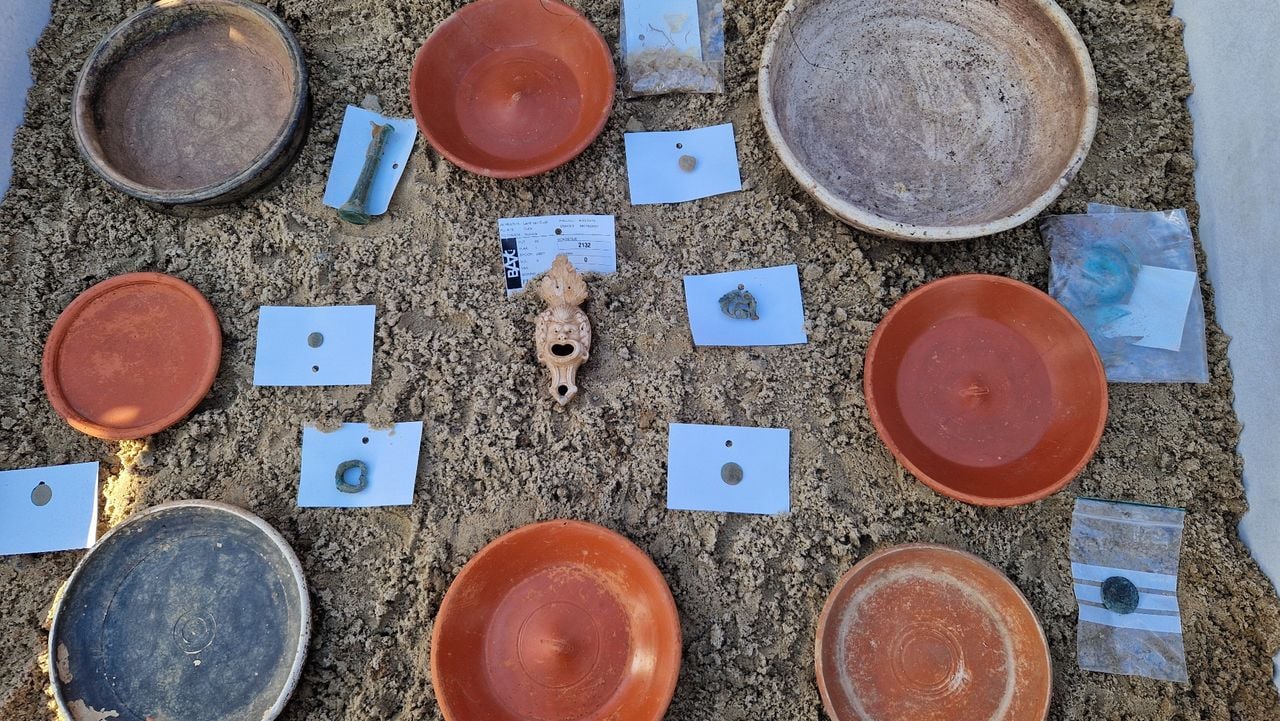 De vondsten in Cuijk, met in het midden het olielampje (foto: Tom Berkers).