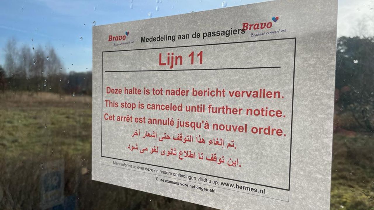 Bushalte voor azc in Budel tijdelijk dicht (foto: Alice van der Plas)