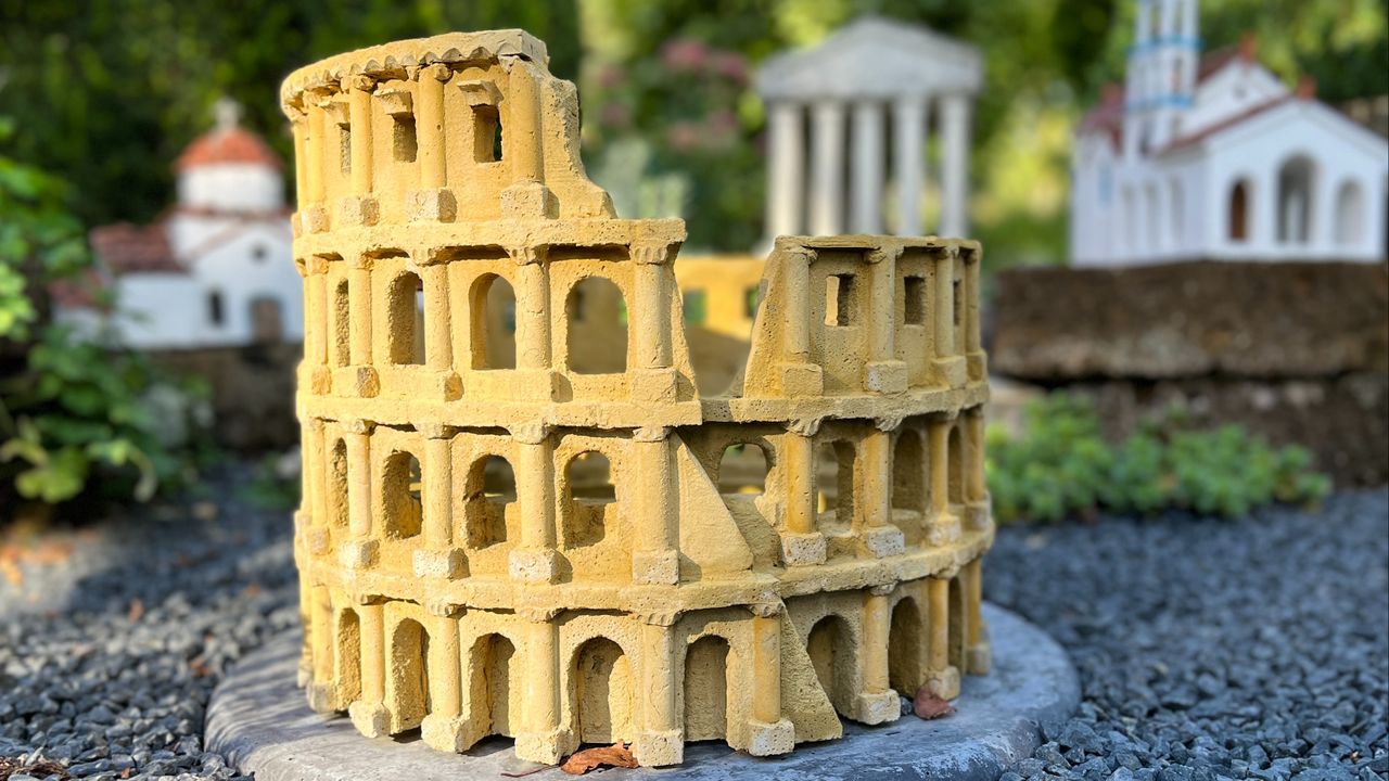 Het Colosseum in Rome in de tuin van Jos (foto: Rogier van Son).