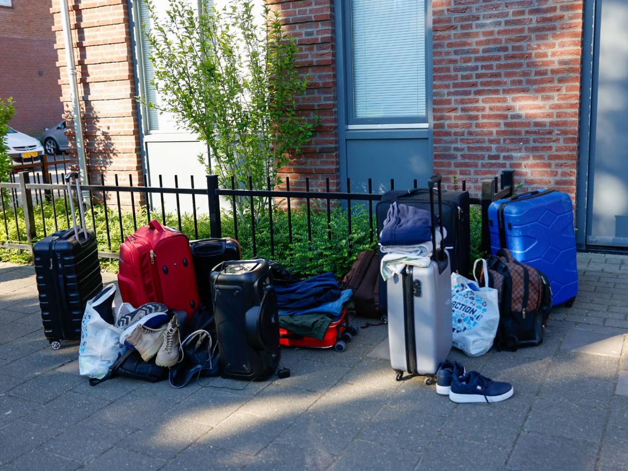 De bewoners wisten op tijd kleding en andere goederen in veiligheid te brengen (foto: Addy Smits/Persbureau Heitink).