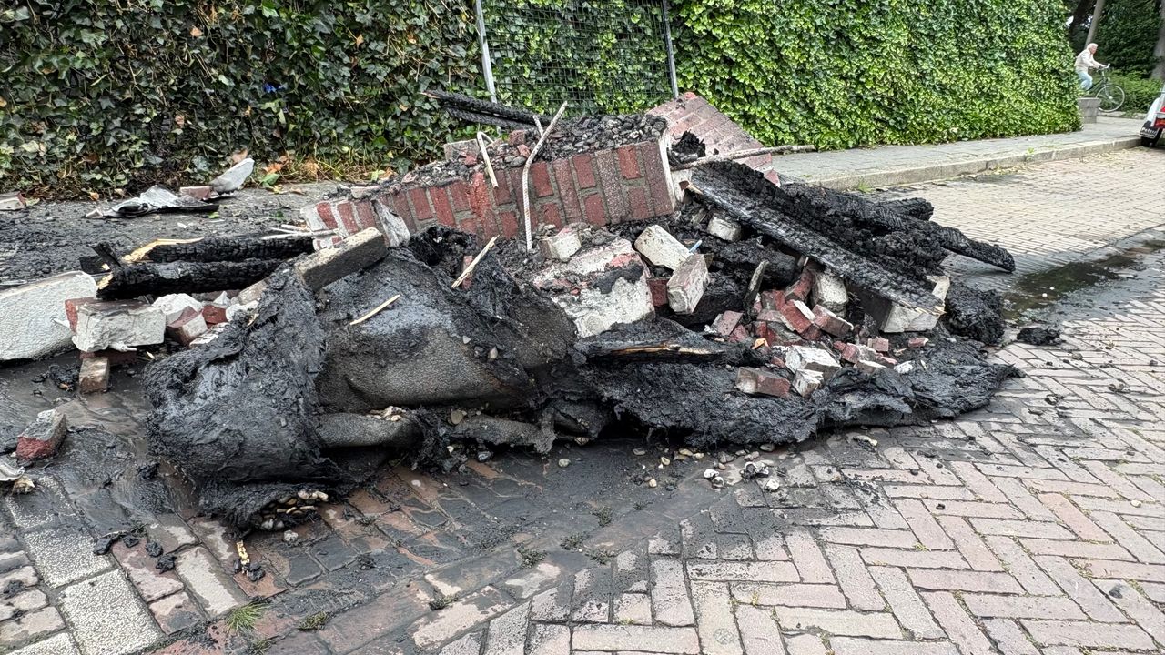 Van de carport is alleen een hoopje stenen over (Foto: Imke van de Laar)