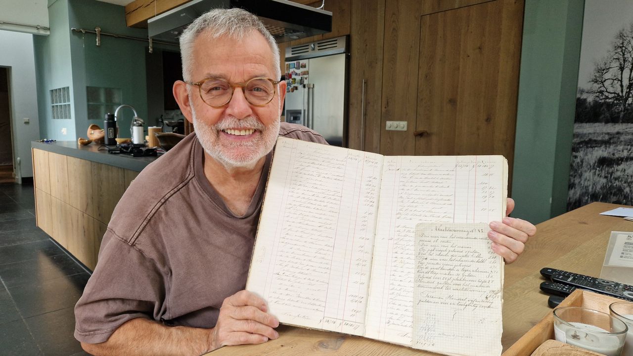 Wim Geurts met het kasboek uit de negentiende eeuw (foto: Tom Berkers).