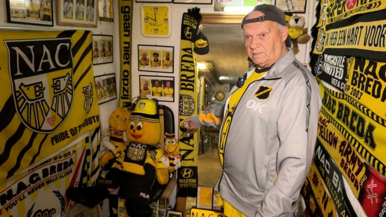 De 75-jarige Jef Lammerse en zijn NAC-beer (foto: Ronald Sträter).