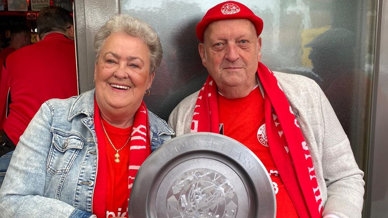 Stien en Bert Stupers: trouwe supporters van V.F.C. Zwaluw in Vught (foto: privéarchief).