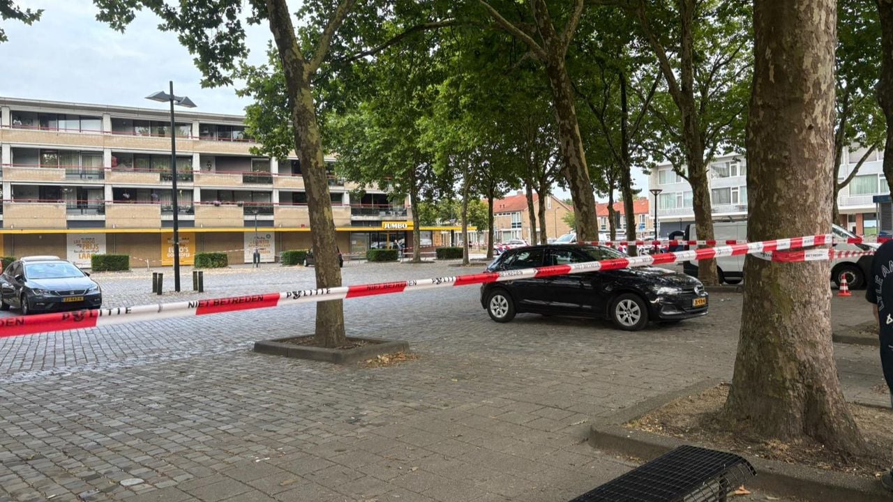 Hele Rivierenplein afgezet (Foto: Omroep Brabant)