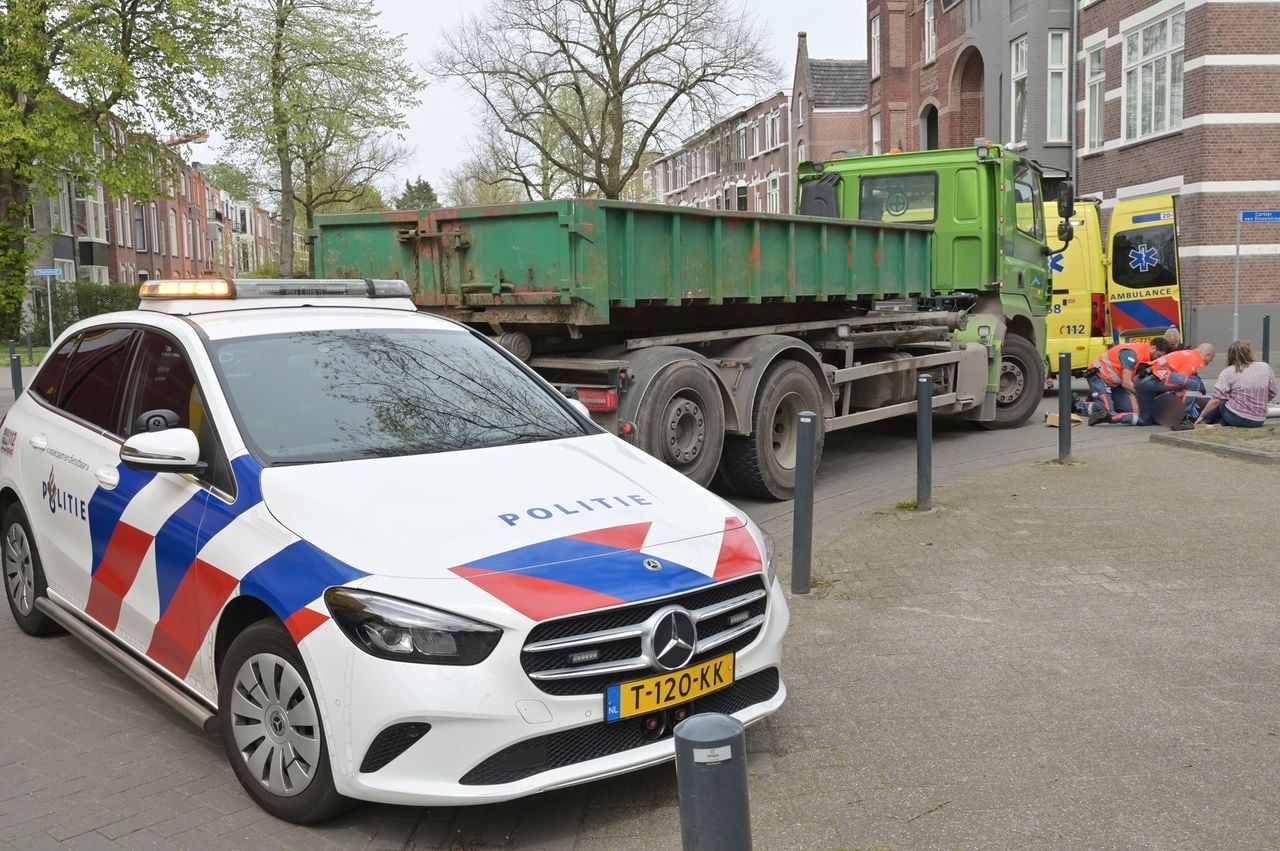 Vrouw gewond nadat ze wordt aangereden door vrachtwagen (foto: Perry Roovers / Persbureau Heitink). 