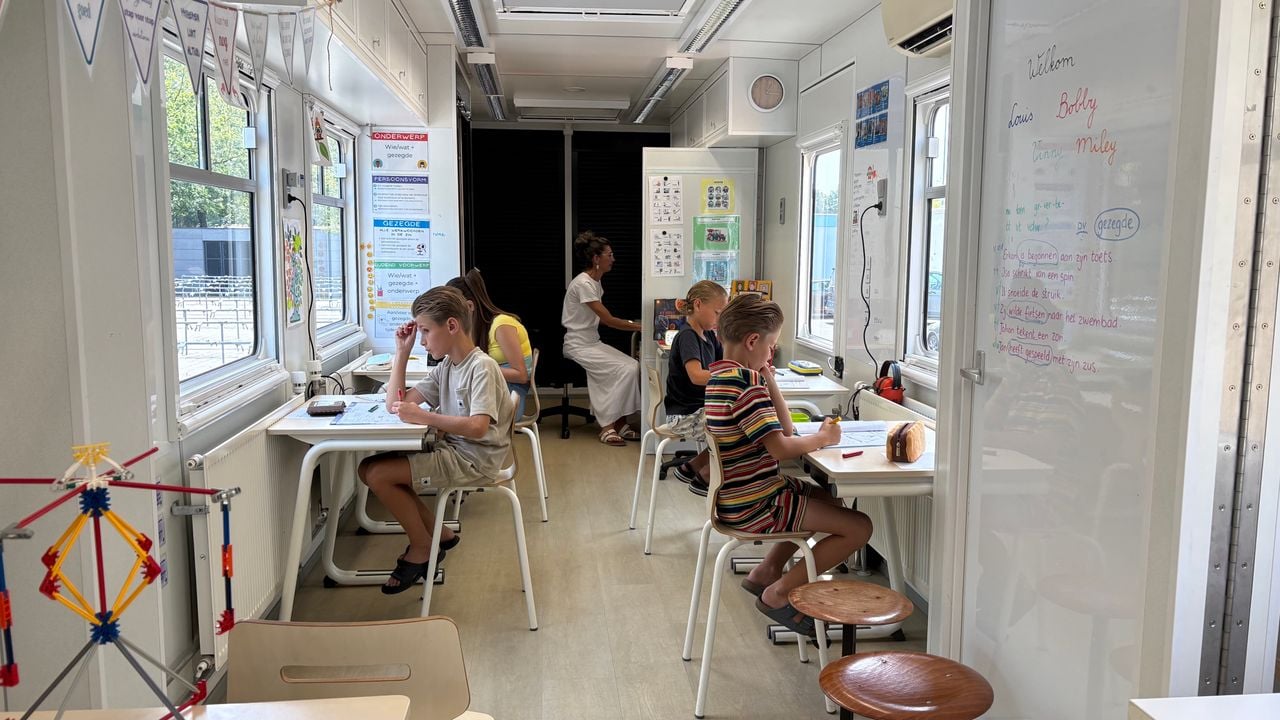 Er wordt hard gewerkt in de rijdende school (foto: Ruud Ritzen).