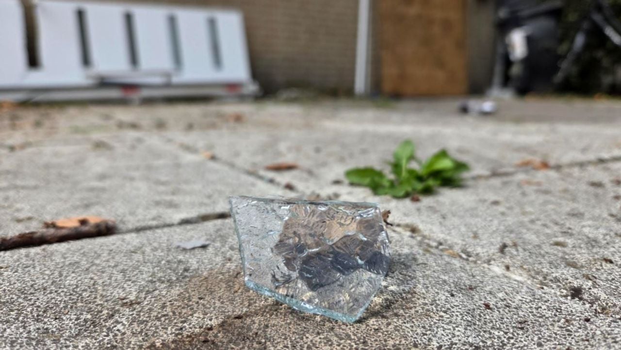 Scherven op straat (foto: Noël van Hooft).