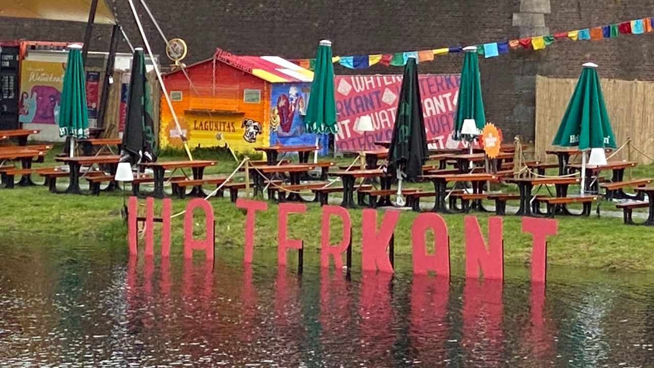 Hoogwater bij tijdelijk terras Citadel in Den Bosch (foto: Jan Peels)