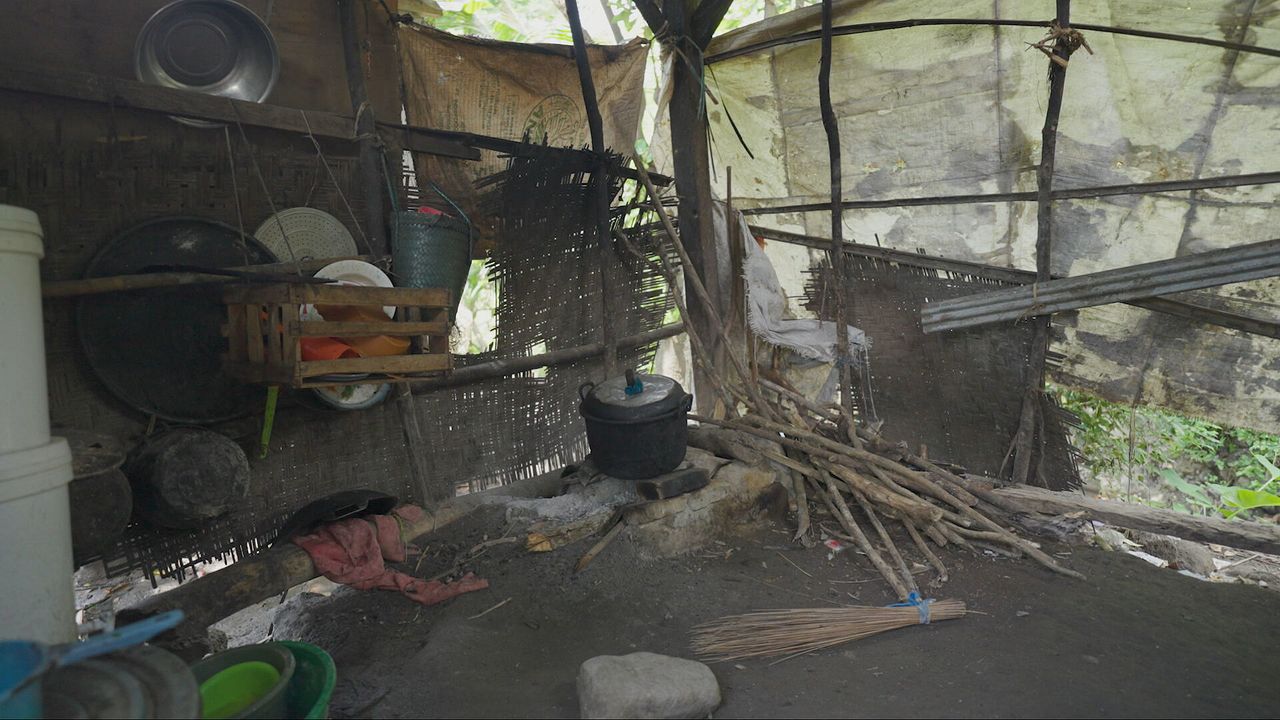Een pan op het vuur vormt de keuken (beeld: Vergezocht/Omroep Brabant).