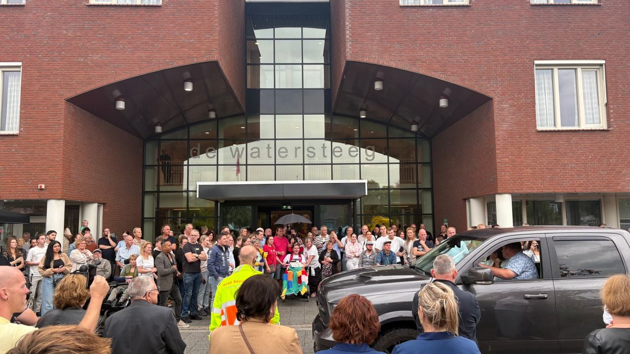 Veel mensen kwamen naar de tocht kijken en afscheid nemen van Leandro (foto: Imke van de Laar).