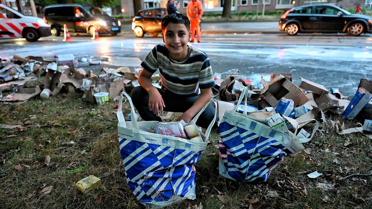 Met boodschappentassen vol naar huis (foto: Persbureau Heitink). 