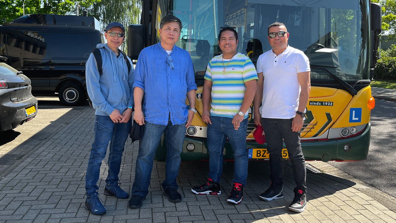 Deze Filipijnse chauffeurs willen in Brabant aan de slag (foto: Rogier van Son).