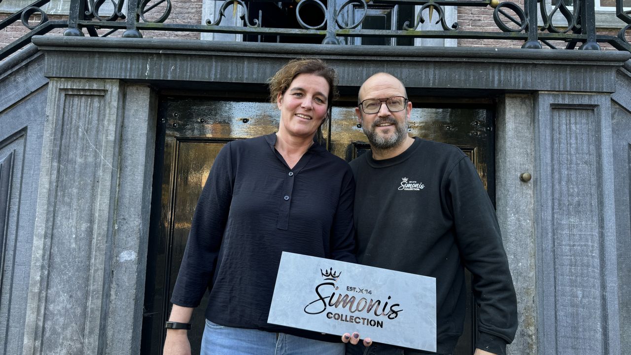 Dieuwke Simonis-Stellinga en haar man Willem voor hun nieuwe stadshotel (foto: Niek de Bruijn).
