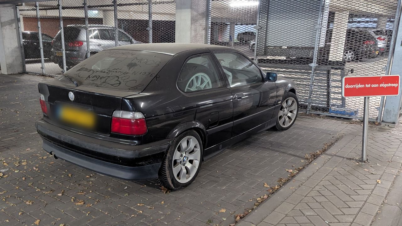 De BMW onder een flinke laag stof (foto: Ferenc Triki).