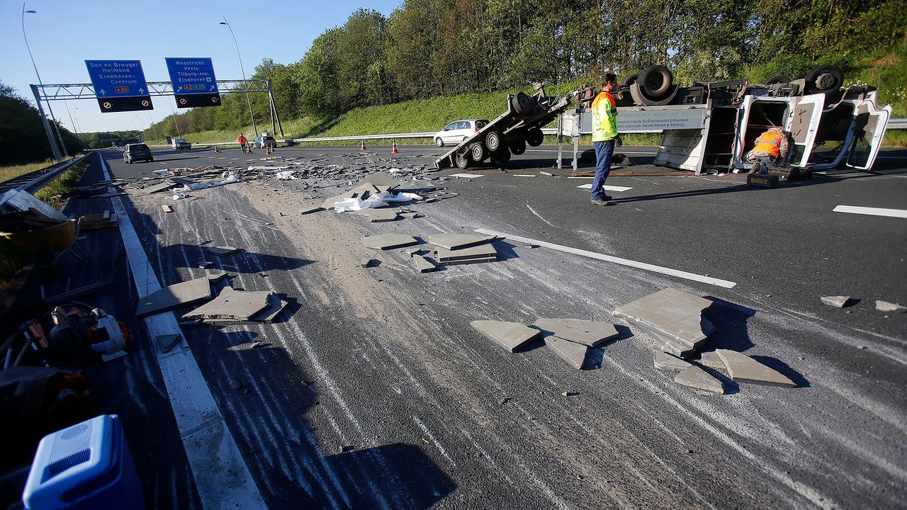 De stoeptegels belandden op twee rijstroken (foto: Arno van der Linden/SQ Vision).