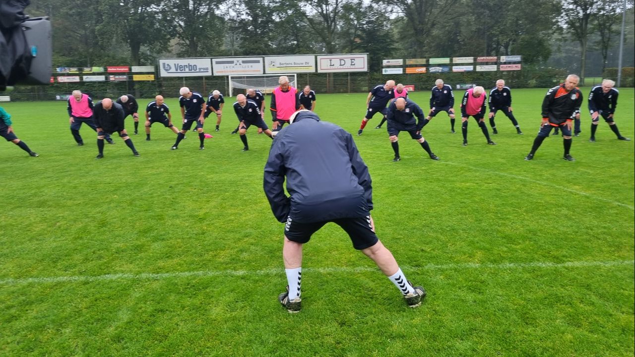 De warming-up onder leiding van trainer Jan van Gool. (Foto: Leon Voskamp)