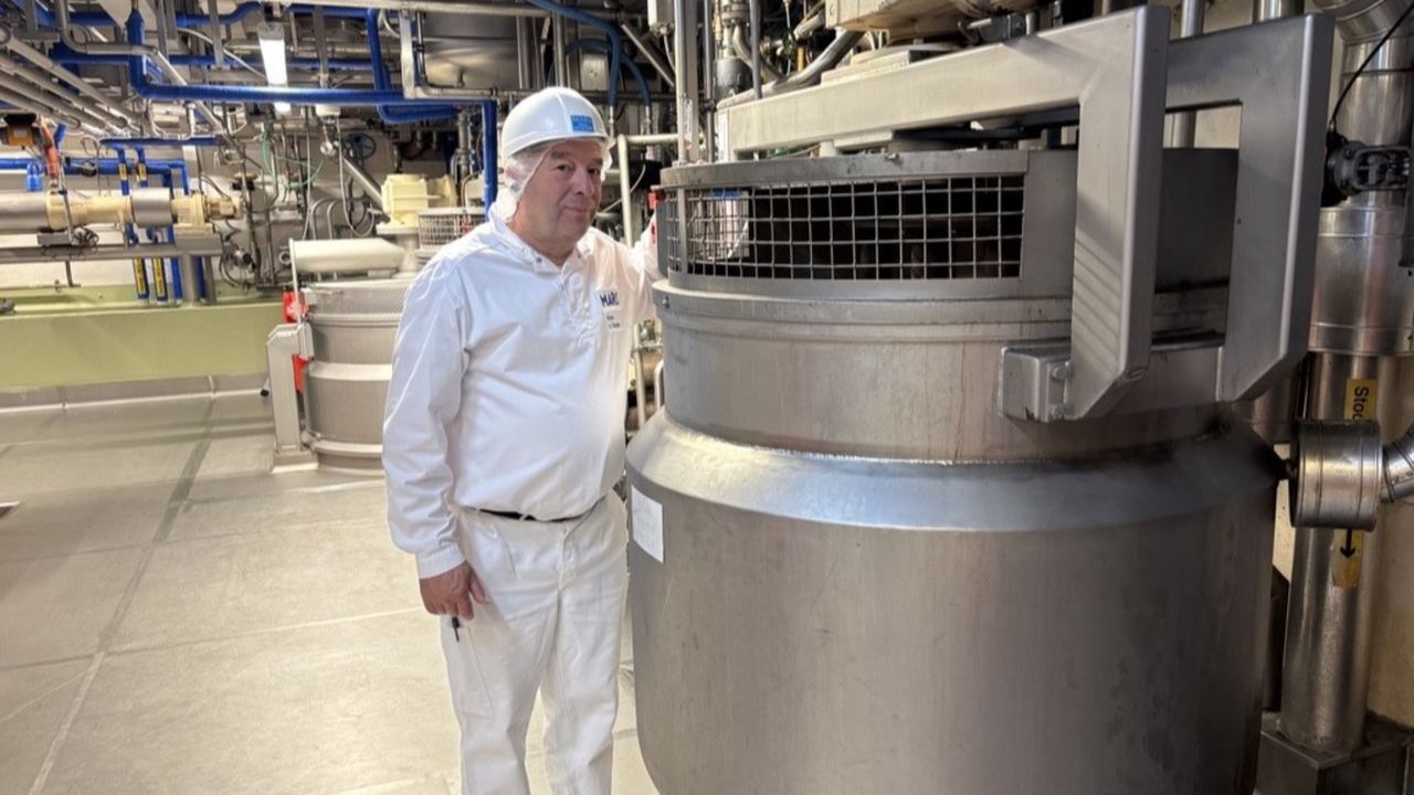 Hans van Houtum bij een van de machines in de chocoladefabriek (foto: Roel Govers).