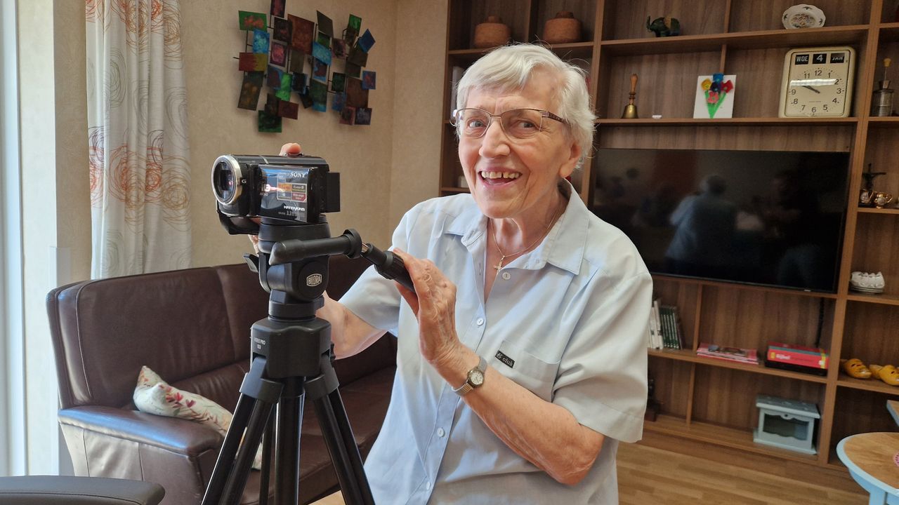 Zuster Arnoldi van 87 jaar legt alles vast met haar camera (foto: Tom Berkers).