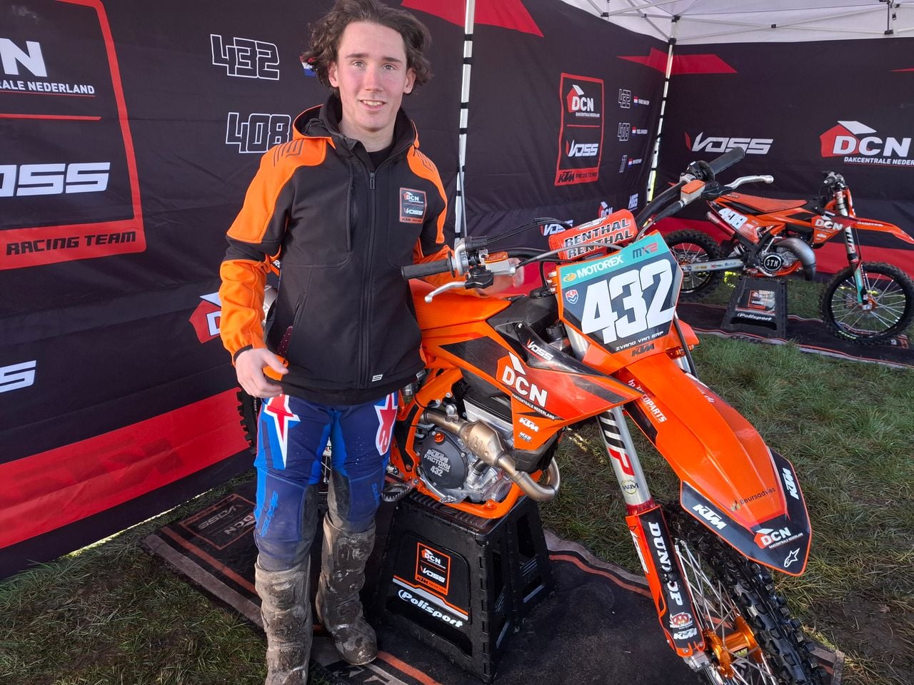 Motorcrosser Ivano van Erp kort voor de tweede manche waarin hij viel (foto: Leon Voskamp).