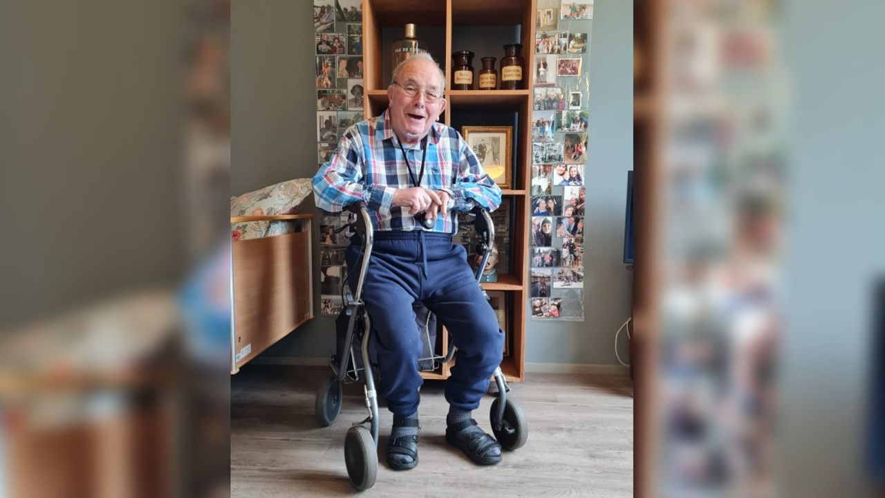 Joep trots bij zijn fotomuur (foto: familie Adank).