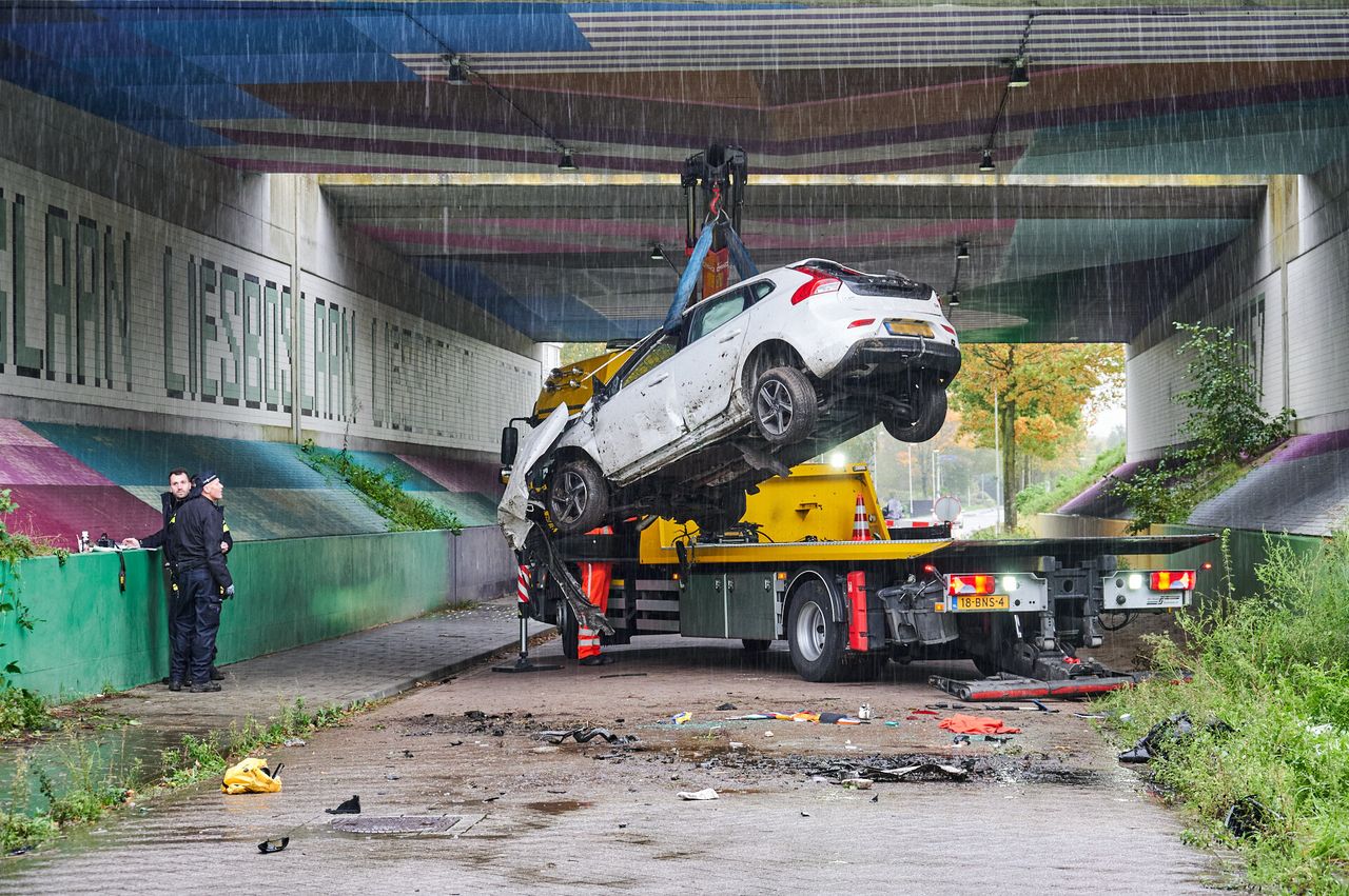 De gecrashte auto is in de loop van de zondagochtend getakeld (foto: Tom van der Put/SQ Vision).