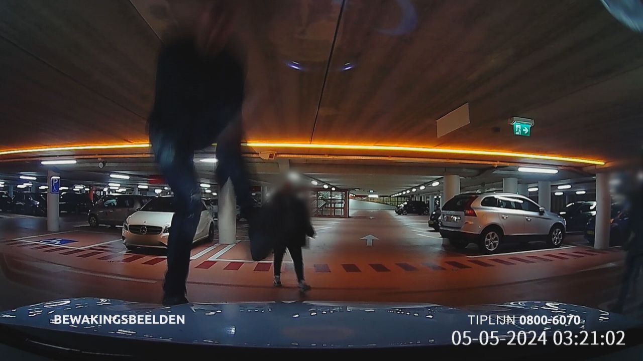 Een man springt bovenop een auto (foto: Bureau Brabant).