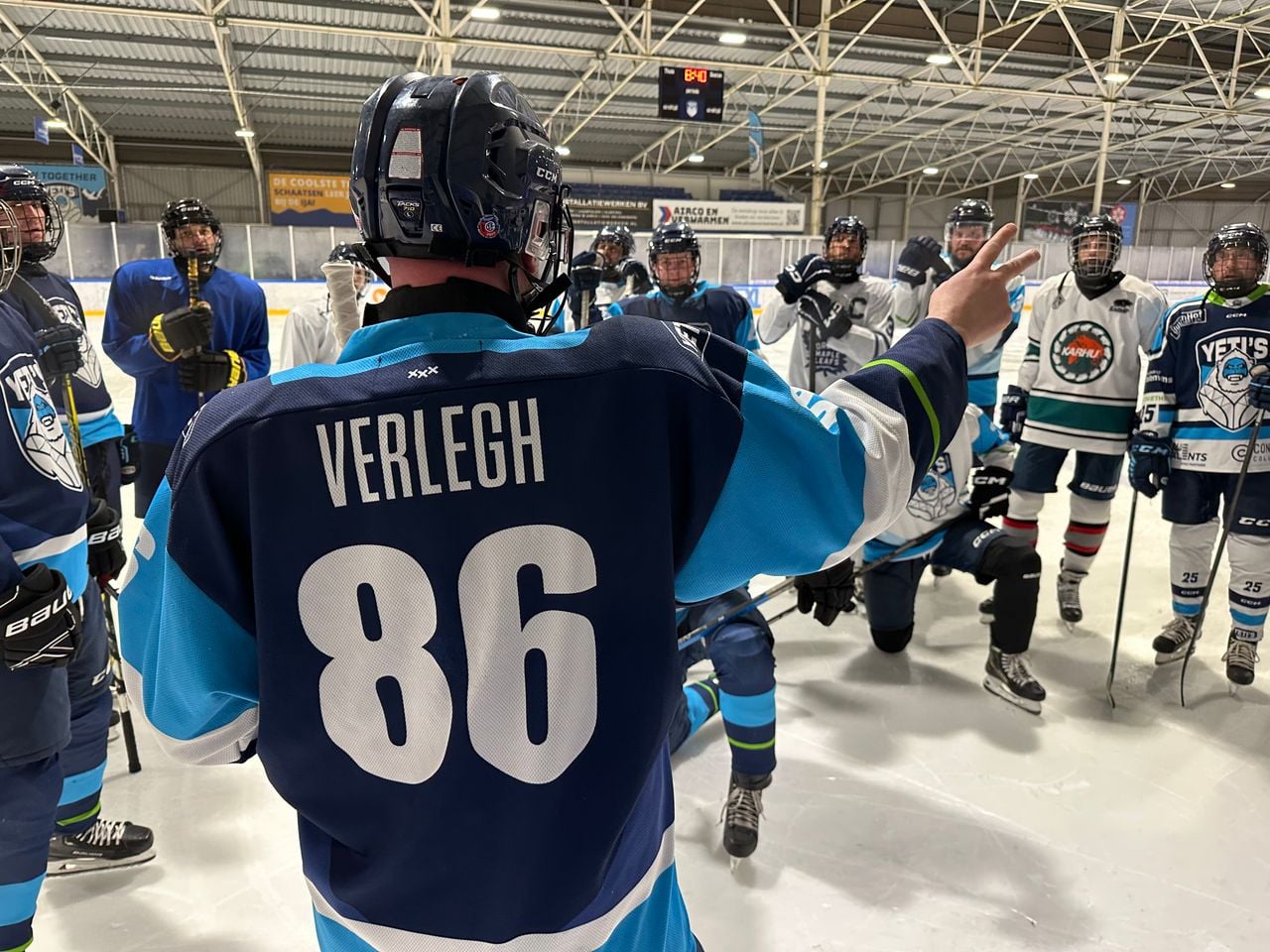 Martijn Verlegh geeft training bij de Breda Yeti's.