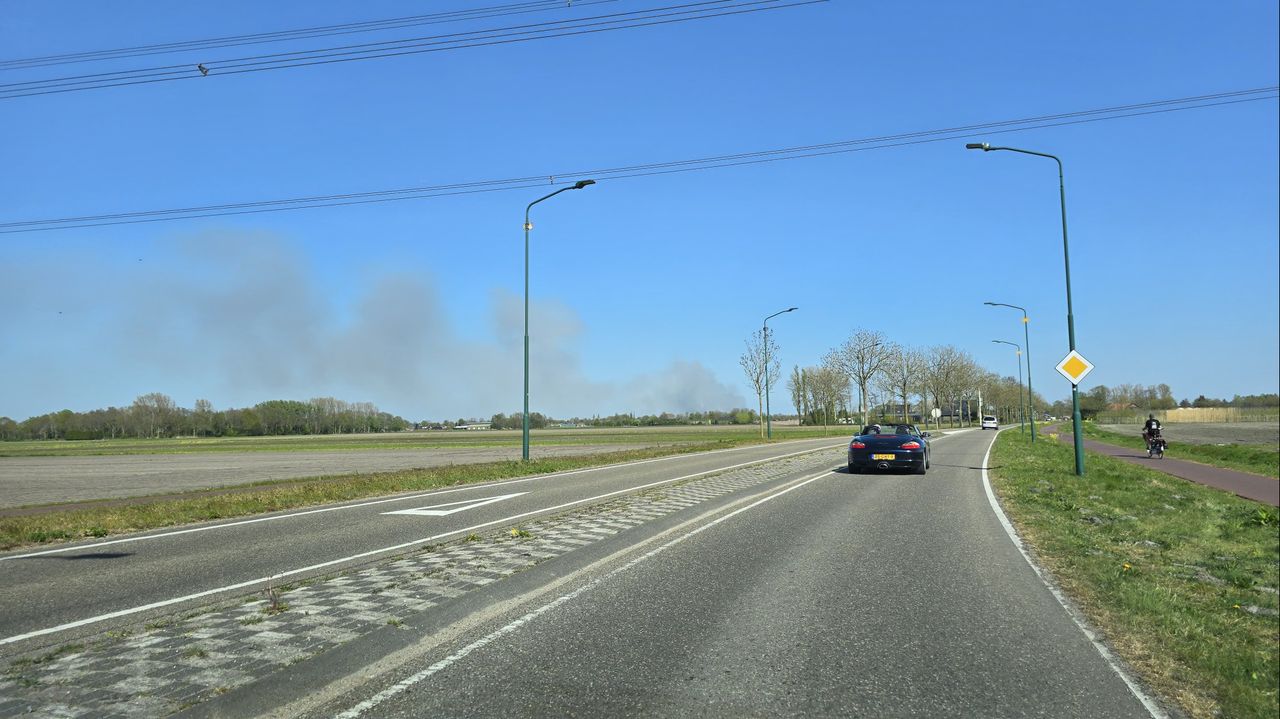 Ook in Kaatsheuvel zijn de rookwolken te zien (foto: Mats).