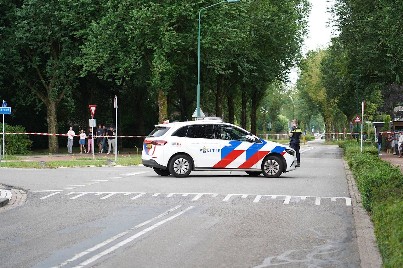 De politie zette een deel van de omgeving af (foto: Jeroen Stuve/Persbureau Heitink).
