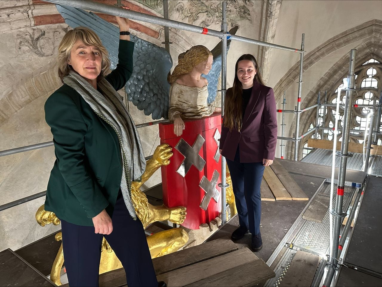 Marieke Wiegel en Antje Beers helemaal bovenop de steiger (foto: Omroep Brabant).