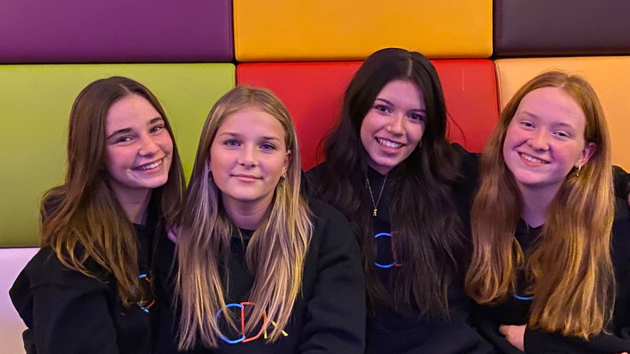 Vier van de danseressen van CDK JR in De Schalm (foto: Manuela van de Kerkhof).