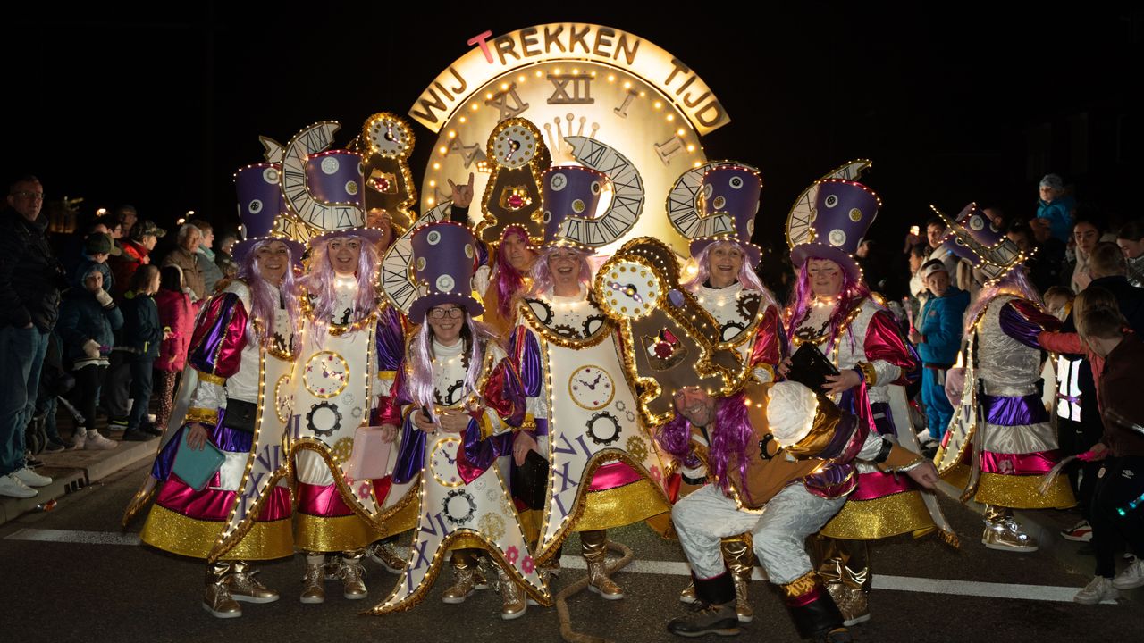 Verlichte optocht tovert donkere straten om tot kleurrijk sprookje (foto: Wilfred Houtappels).