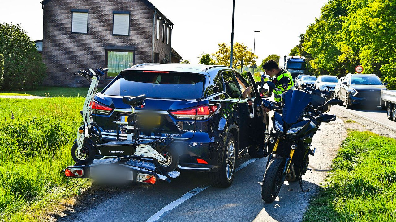 Een automobilist krijgt een boete omdat hij de afzetting negeert (foto: Rico Vogels/Persbureau Heitink).