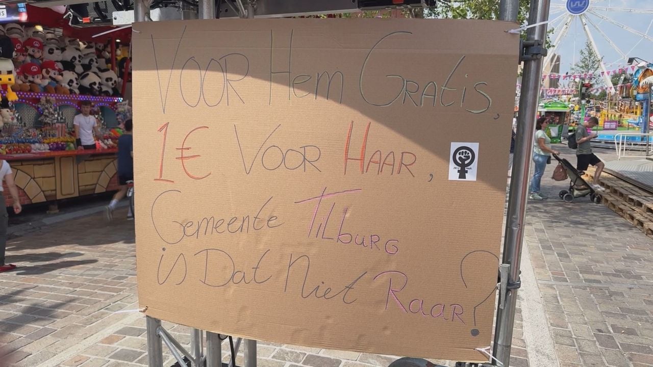 De Dolle Mina's hangen posters op tegen plasdiscriminatie (foto: Omroep Brabant).