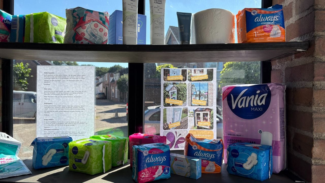 Het weggeefkastje van Petra, met gratis menstruatieproducten (foto: Imke van de Laar).
