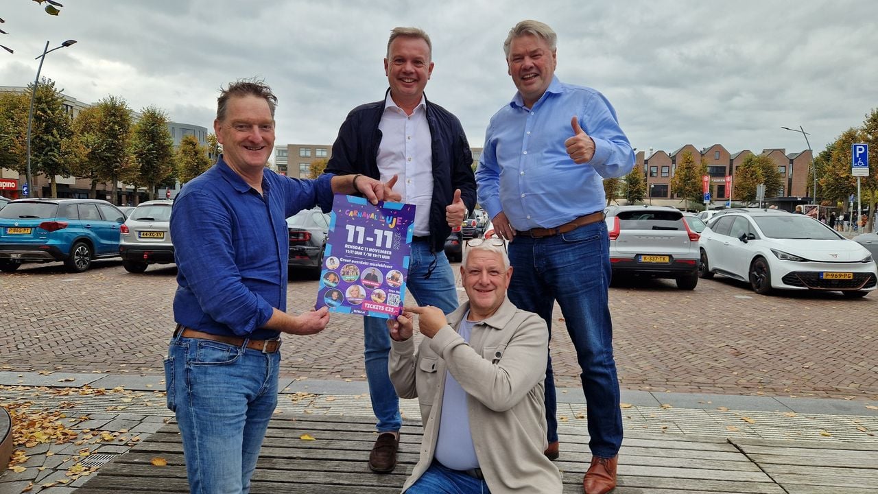 Vier leden van de organisatie van 11-11 in Uden met achter hen de markt waar het feest zal zijn (foto: Tom Berkers).