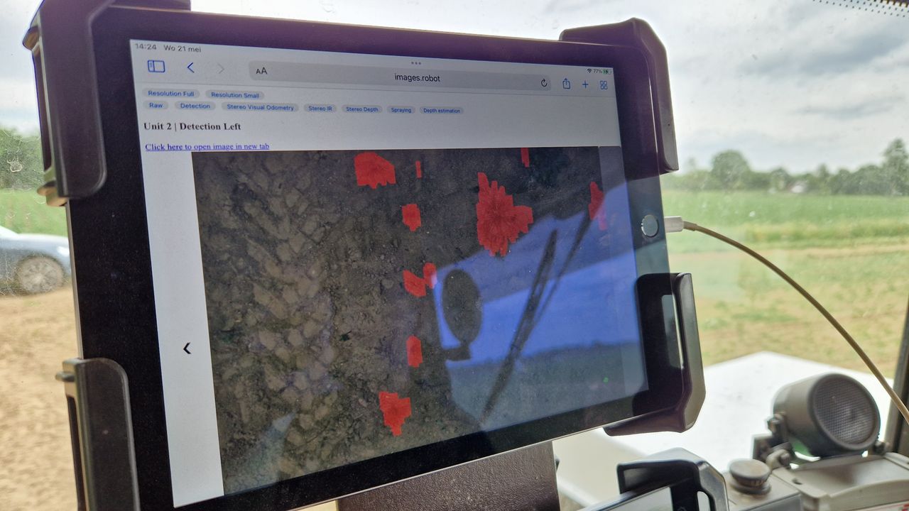 De rode punten zijn de plekke waar de spotsprayer onkruid ziet (foto: Tom Berkers).