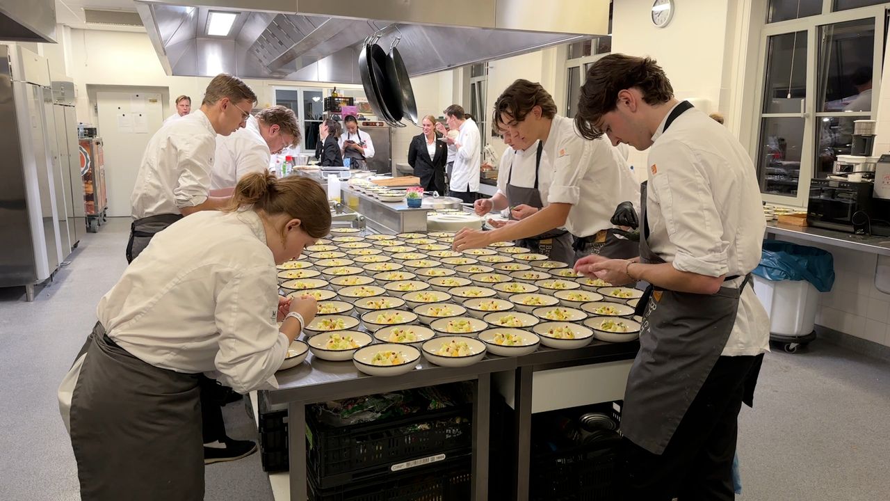 Studenten aan het werk voor het diner met de koningin (foto: Ronald Sträter).