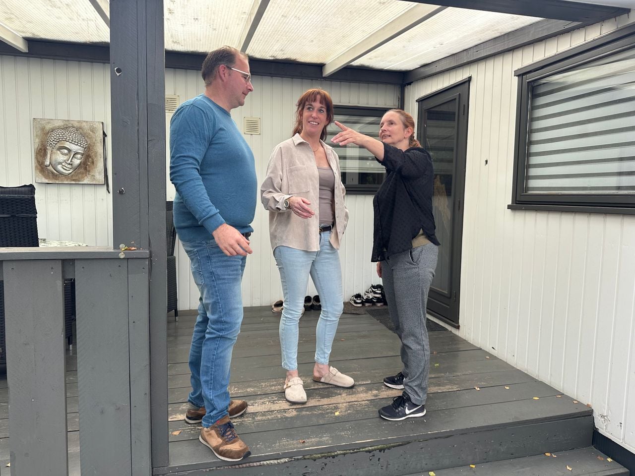 Marco en Nathalie worden gesteund door Inge Verdaasdonk van de SP (foto: Omroep Brabant).