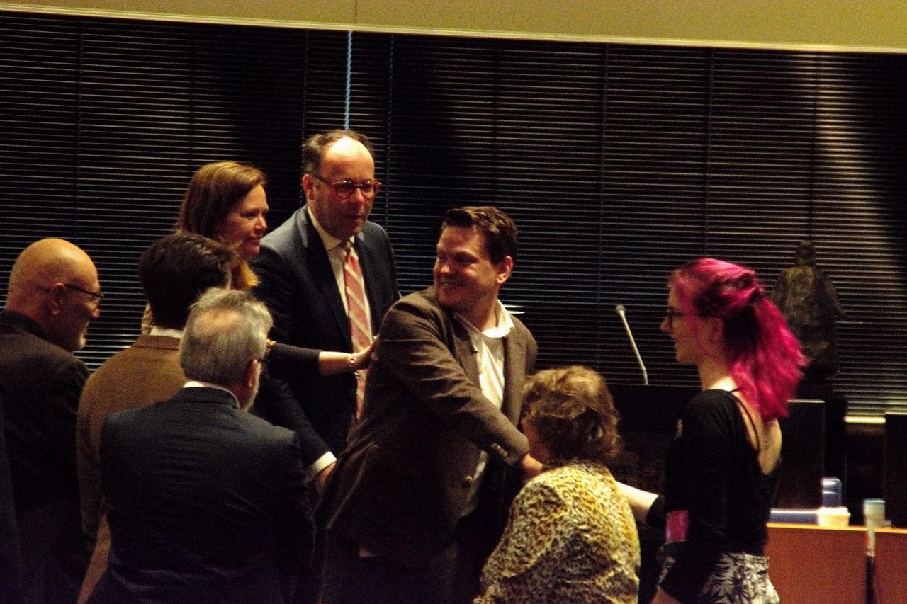 Nieuwe gedeputeerde Bas Maes neemt felicitaties in ontvangst (Foto: Rick Lemmens)