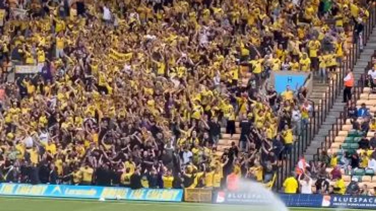 NAC-fans gingen van links naar rechts op de tribune.