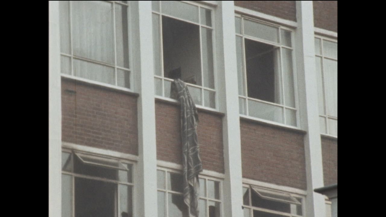 Hotelgasten probeerden te ontsnappen via aan elkaar geknoopte doeken (beeld: NOS)