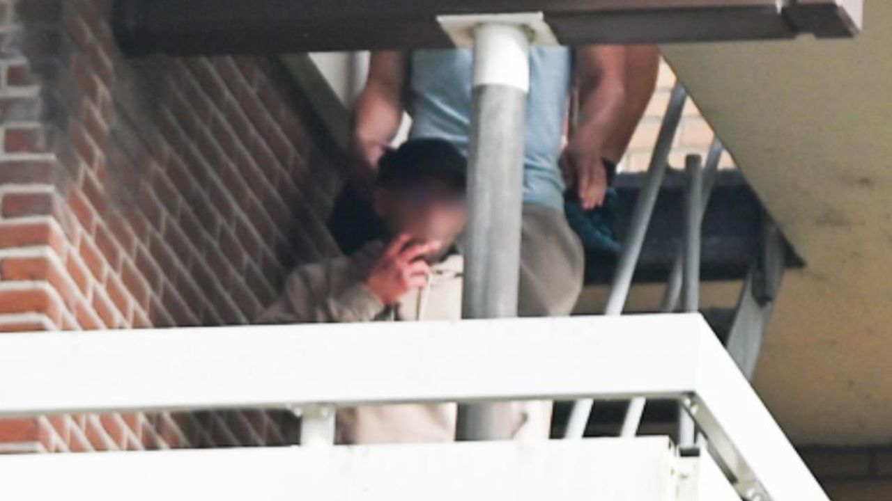 De verwarde man weet vermomd te ontsnappen (foto: Persbureau Heitink).