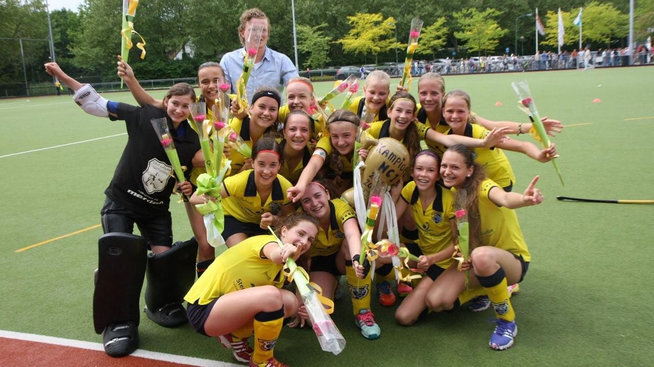 Floor met haar hockeyteam (foto: privé).