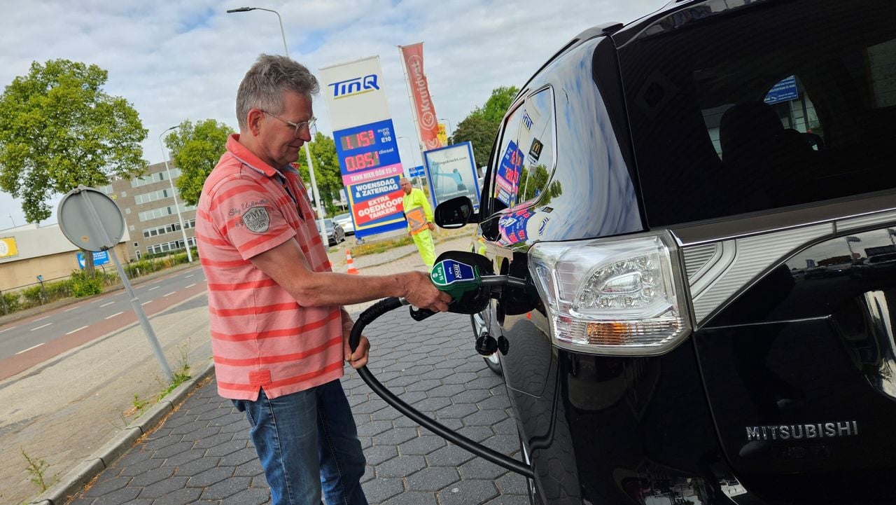 Met open tankdop en pinpas maakten sommigen er echt een pitstop van (foto: Collin Beijk).