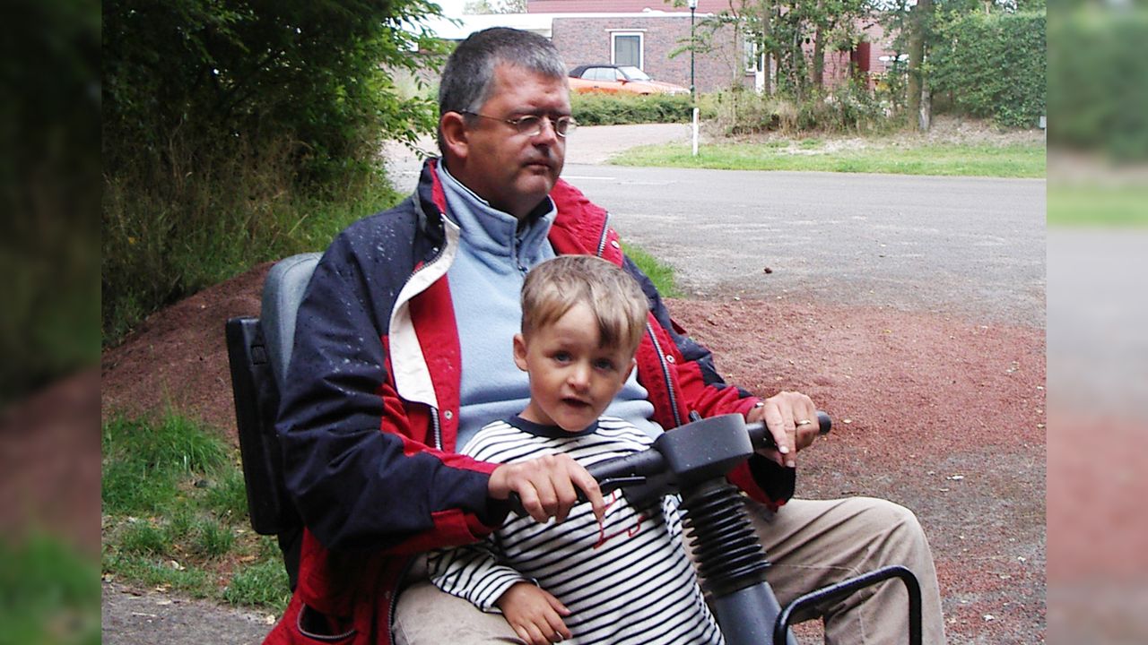 Thijs en zijn vader samen op de scootmobiel (privéarchief)