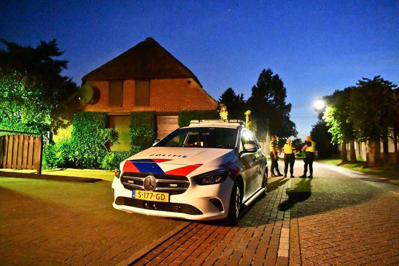 Politie in de straat waar het huis werd beschoten (foto: Rico Vogels/Persbureau Heitink).
